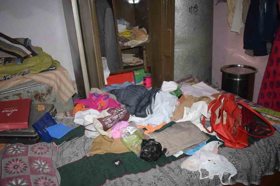 loot in kasganj after taking woman on gun point