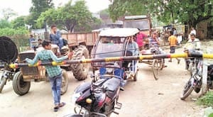 train shows green signal, while reparing of track is going on 