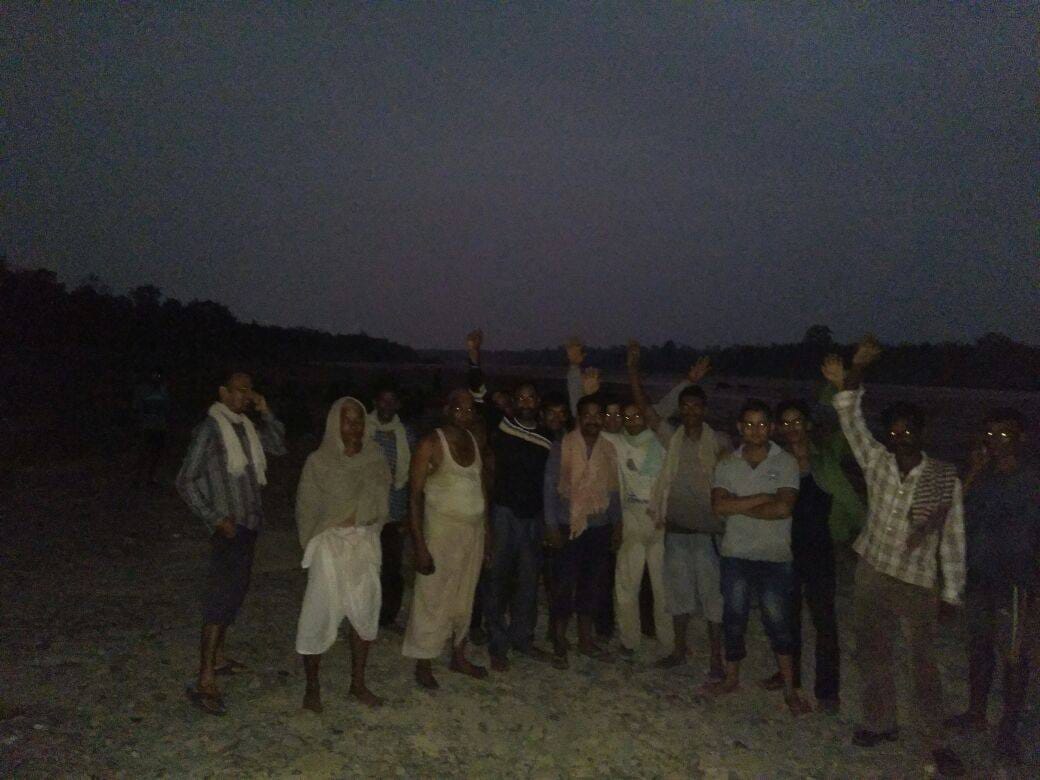 20 person stuck in river at river