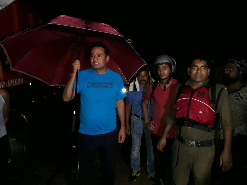 20 person stuck in river at river
