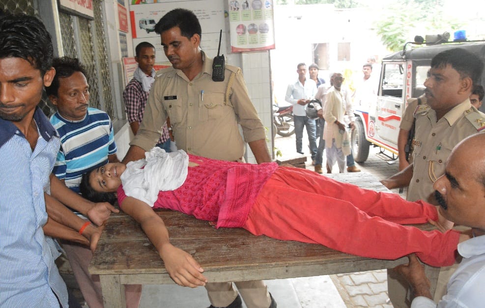 गोरखनाथ ओवरब्रिज से किशोरी ने लगाई छलांग