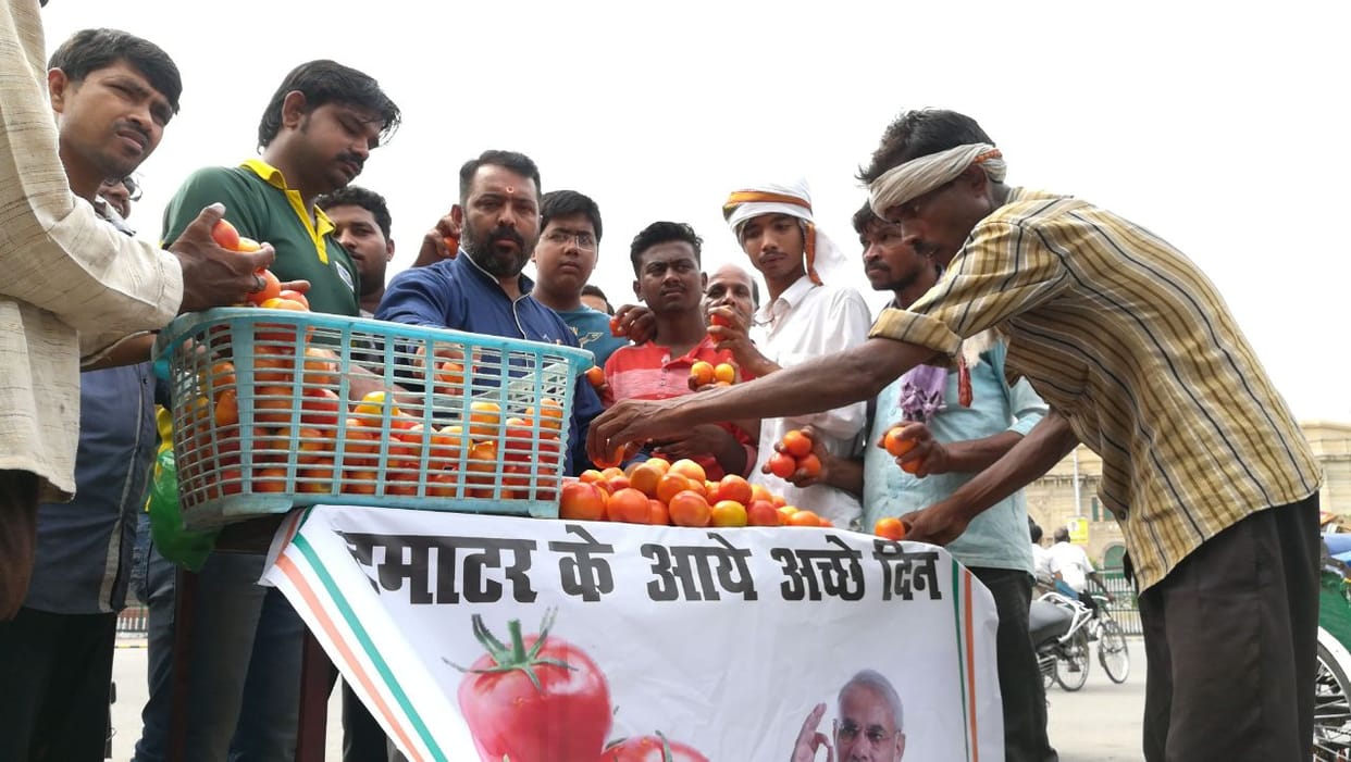 congress workers sells cheap tomatoes in lucknow to oppose modi government
