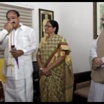 मिठाई खिलाते पीएम मोदी