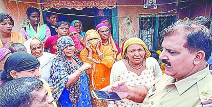 The wife arrived in her husbands marriage, only a glimpse of the bridegroom Mian kicked the senses