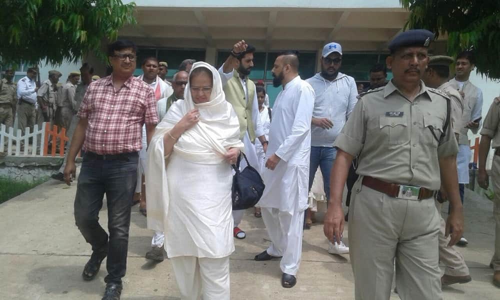 aishwarya rai bachchan reached allahabad for Submerging the remains after a funeral