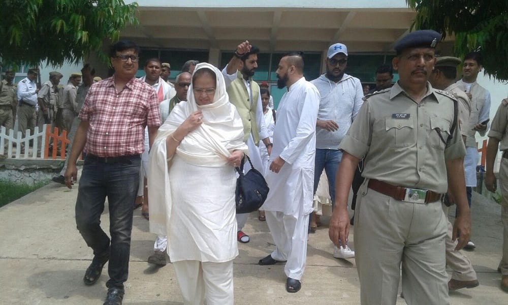 aishwarya rai bachchan reached allahabad for Submerging the remains after a funeral