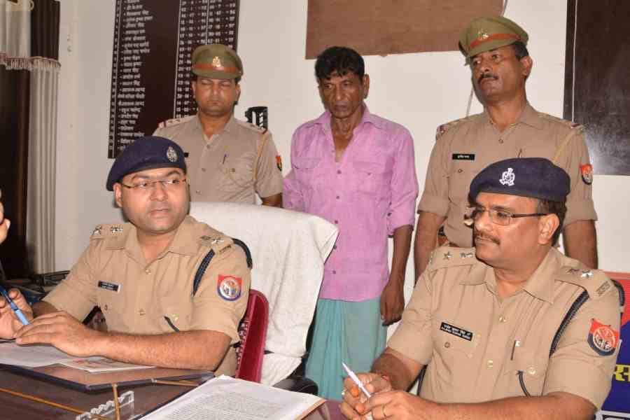 man arrested in firozabad for smuggling