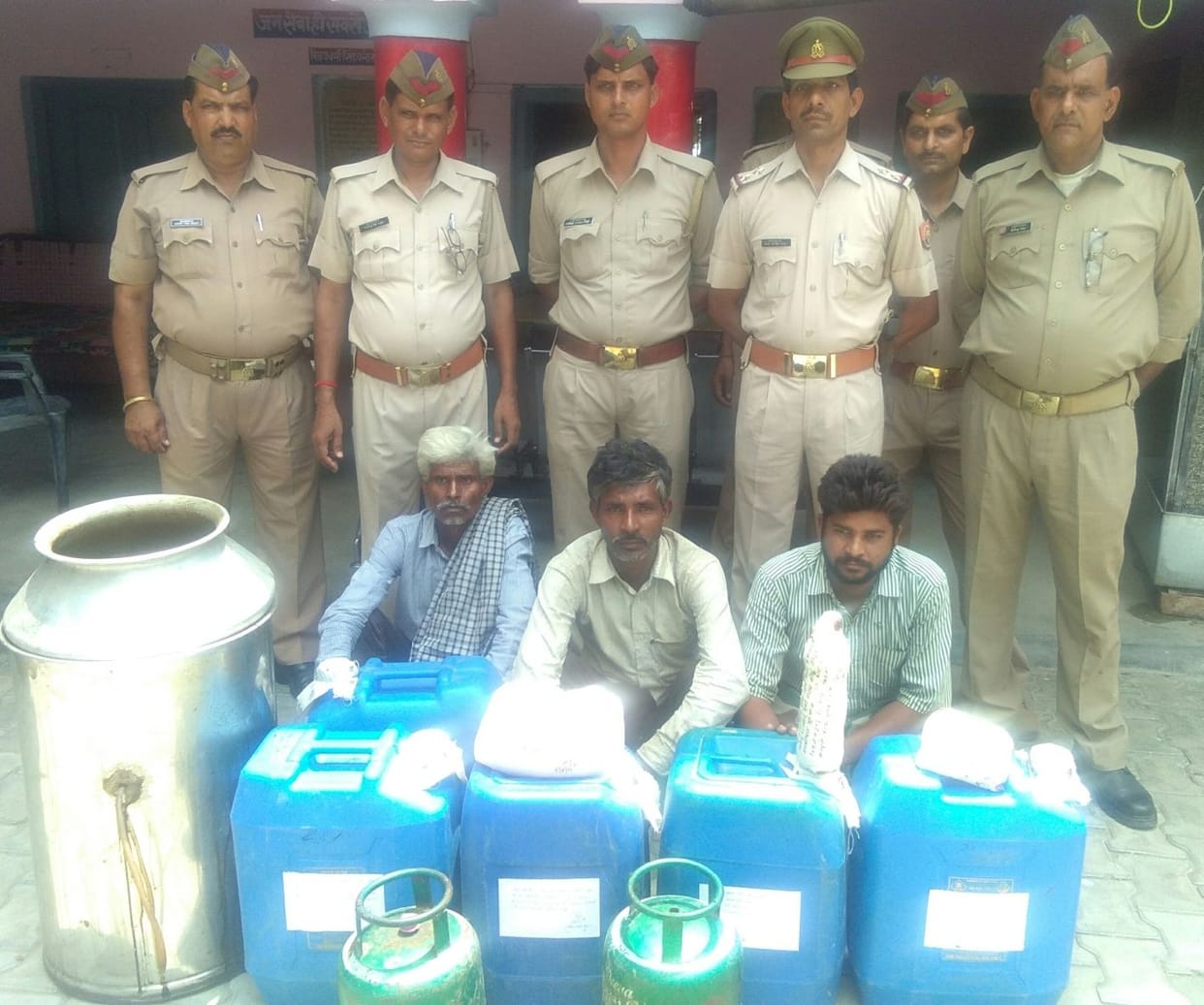 पुलिस ने कच्ची शराब, उपकरण सहित तीन धंधेबाज पकड़े
