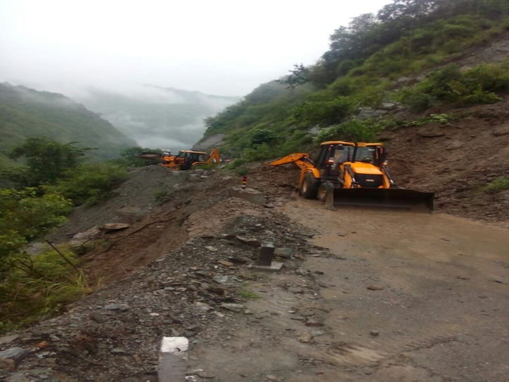 photos of landslide and debris on badrinath highway