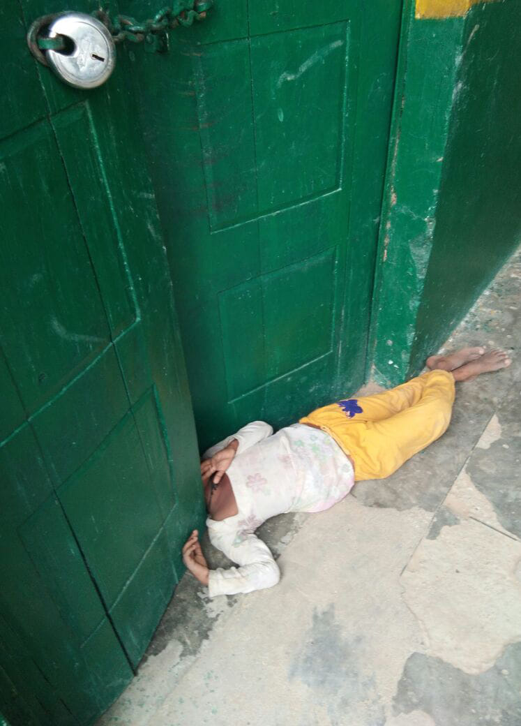 girl child left in school after leave in agra