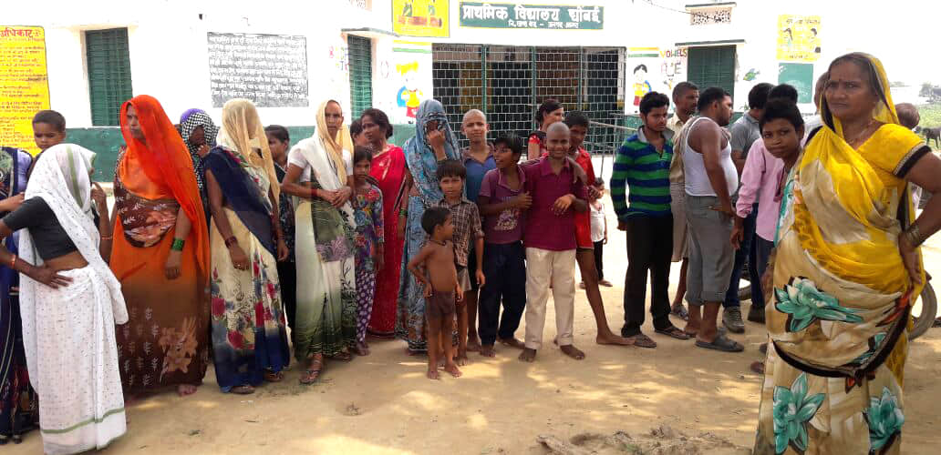 girl child left in school after leave in agra