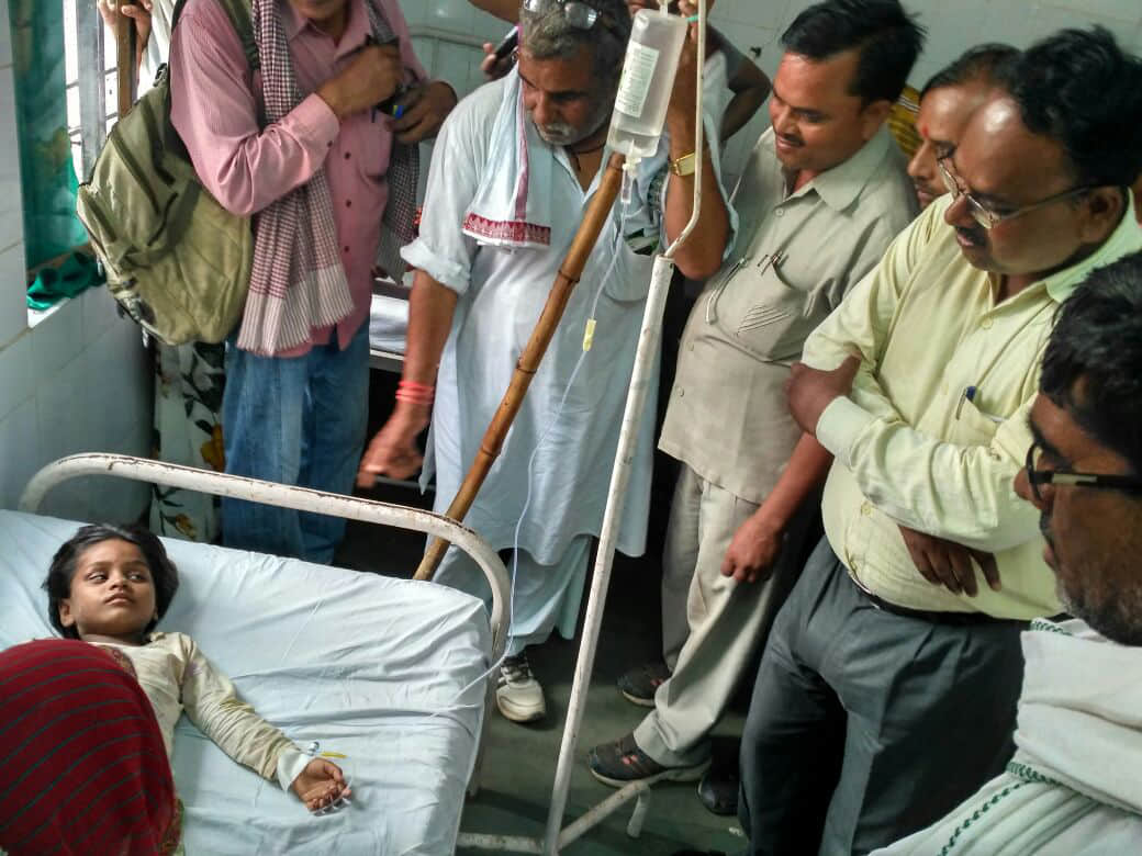 girl child left in school after leave in agra