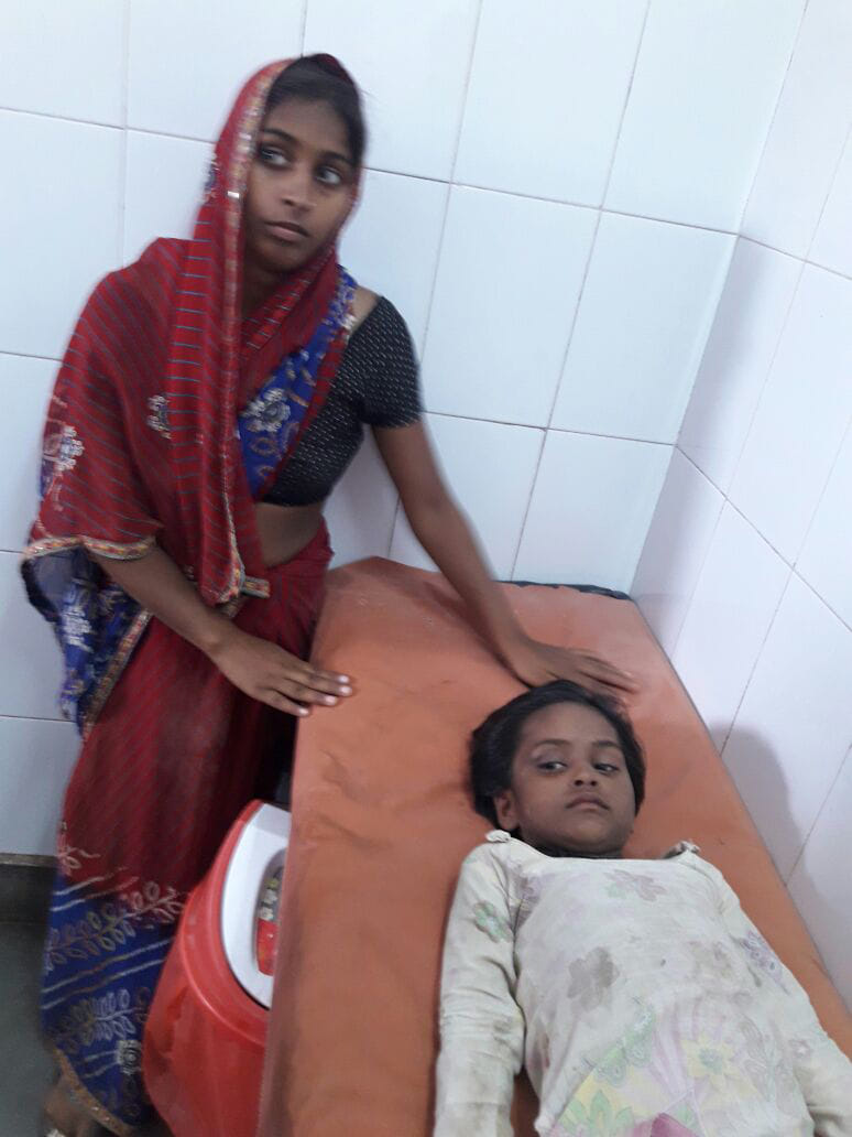 girl child left in school after leave in agra