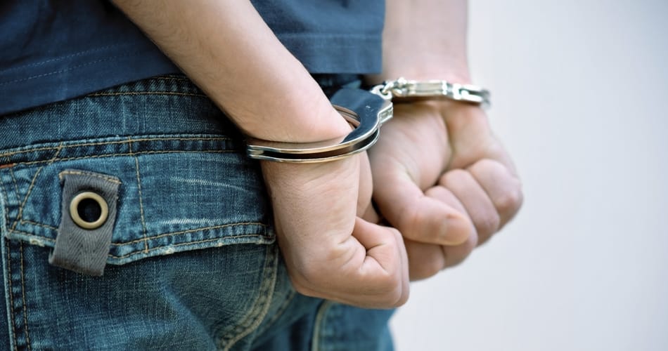 one pakistani man arrested by bsf from suchetgarh border 