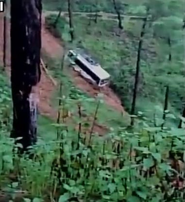 bus mishap in landslide in bageshwar