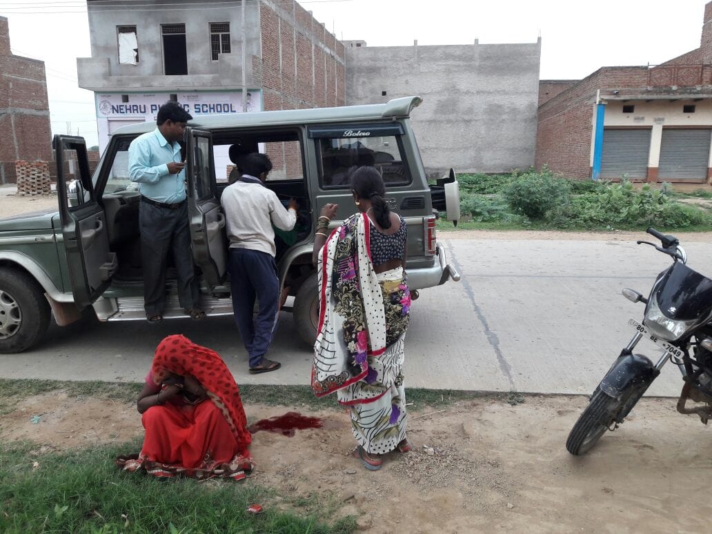 woman gave birth to child on road in agra