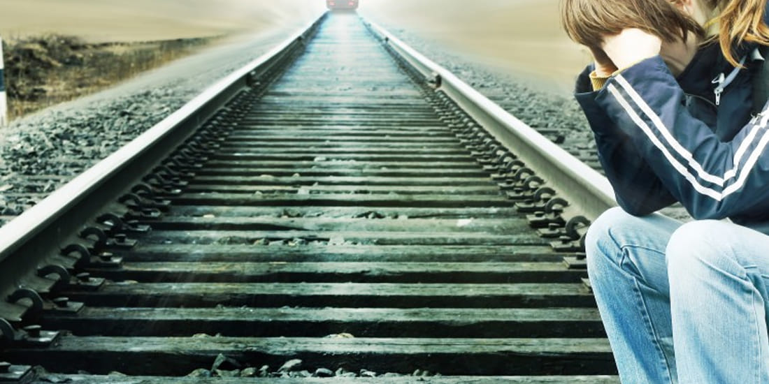 suicide attampt an IITian near raileway crossing at kanpur