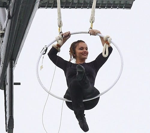 Aerialist Erendira Wallenda suspended from helicopter 300 feet above Niagra Falls hung by   teeth