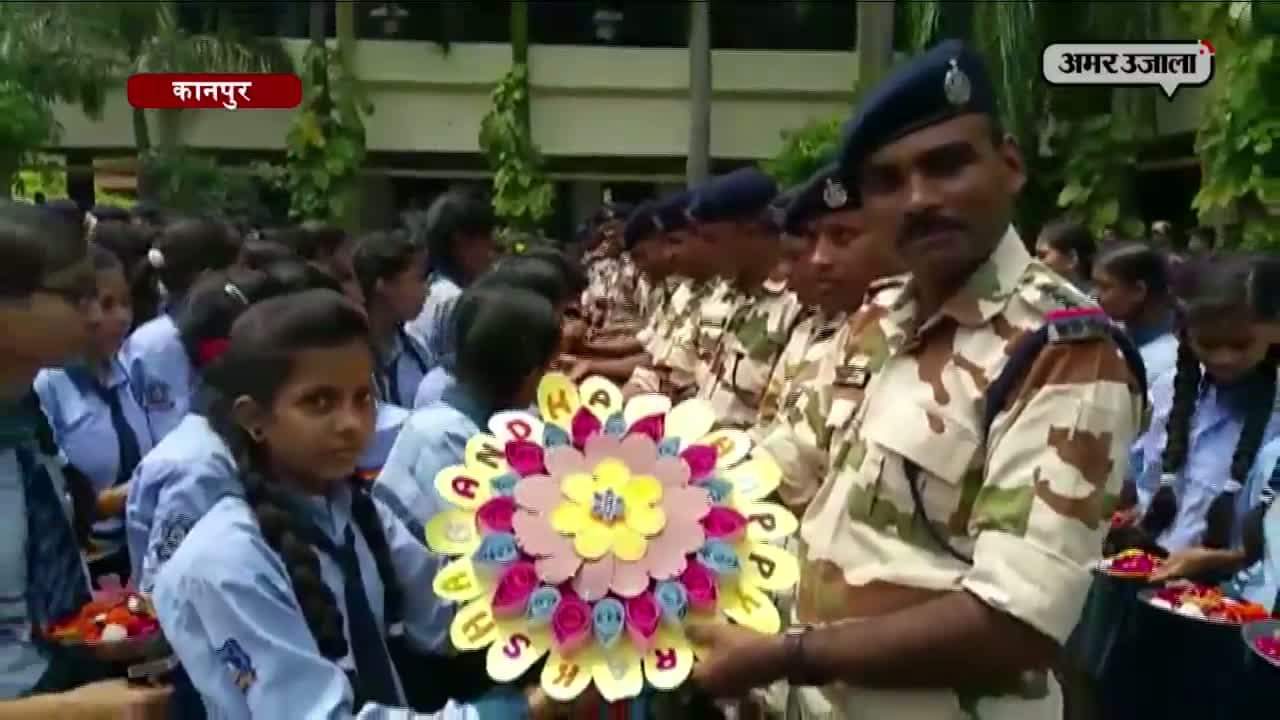 स्कूली बच्चियों ने बांधी राखी