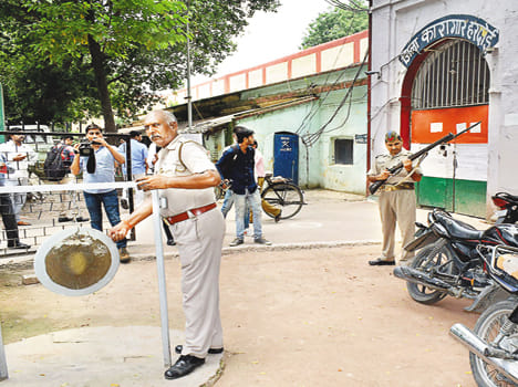 Prison inmates, hunger strike
