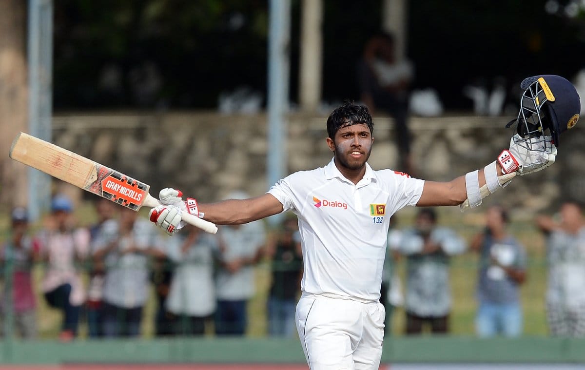virat kohli gifts his willow to sri lankan cricketer kusal mendis