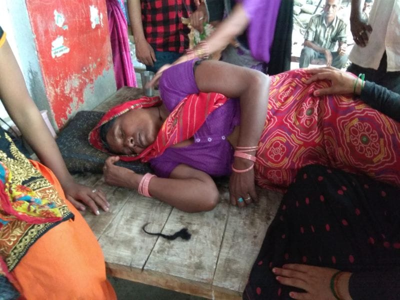 सिर पर हाथ फेरा, तो कटी मिली युवती को चोटी