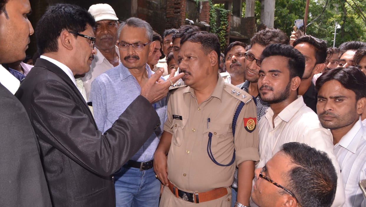 Lawyers cuts policemens challan