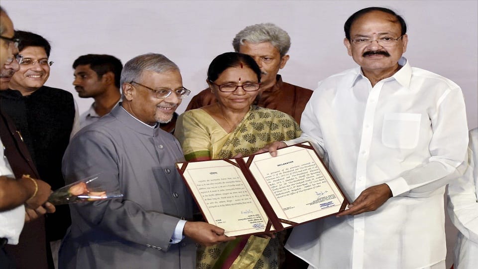 GopalKrishna Gandhi Congratulated to Venkaiah, Naidu says-I promise to uphold the Constitution 
