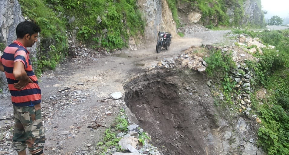 Okhaldunga-Ramnagar road closed