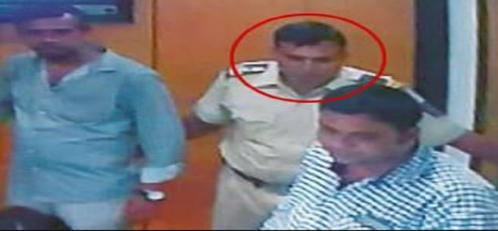 the police and thief looted diamond of 25 lakh in mumbai