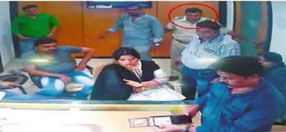 the police and thief looted diamond of 25 lakh in mumbai