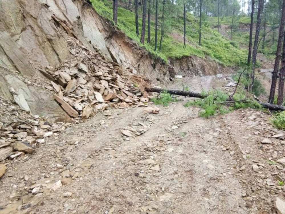  heavy rain, road block and landslide in uttarakhand
