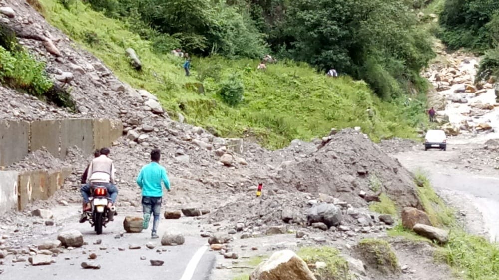  heavy rain, road block and landslide in uttarakhand
