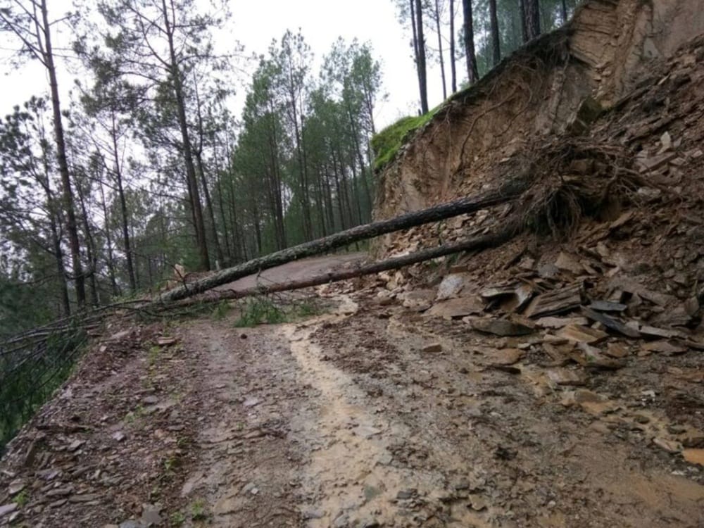 जिले में एक दर्जन संपर्क सड़कें अवरुद्ध
