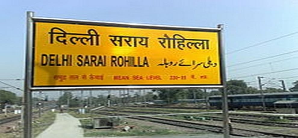 loot at sarai rohilla railway station, passengers of the train lied on the track