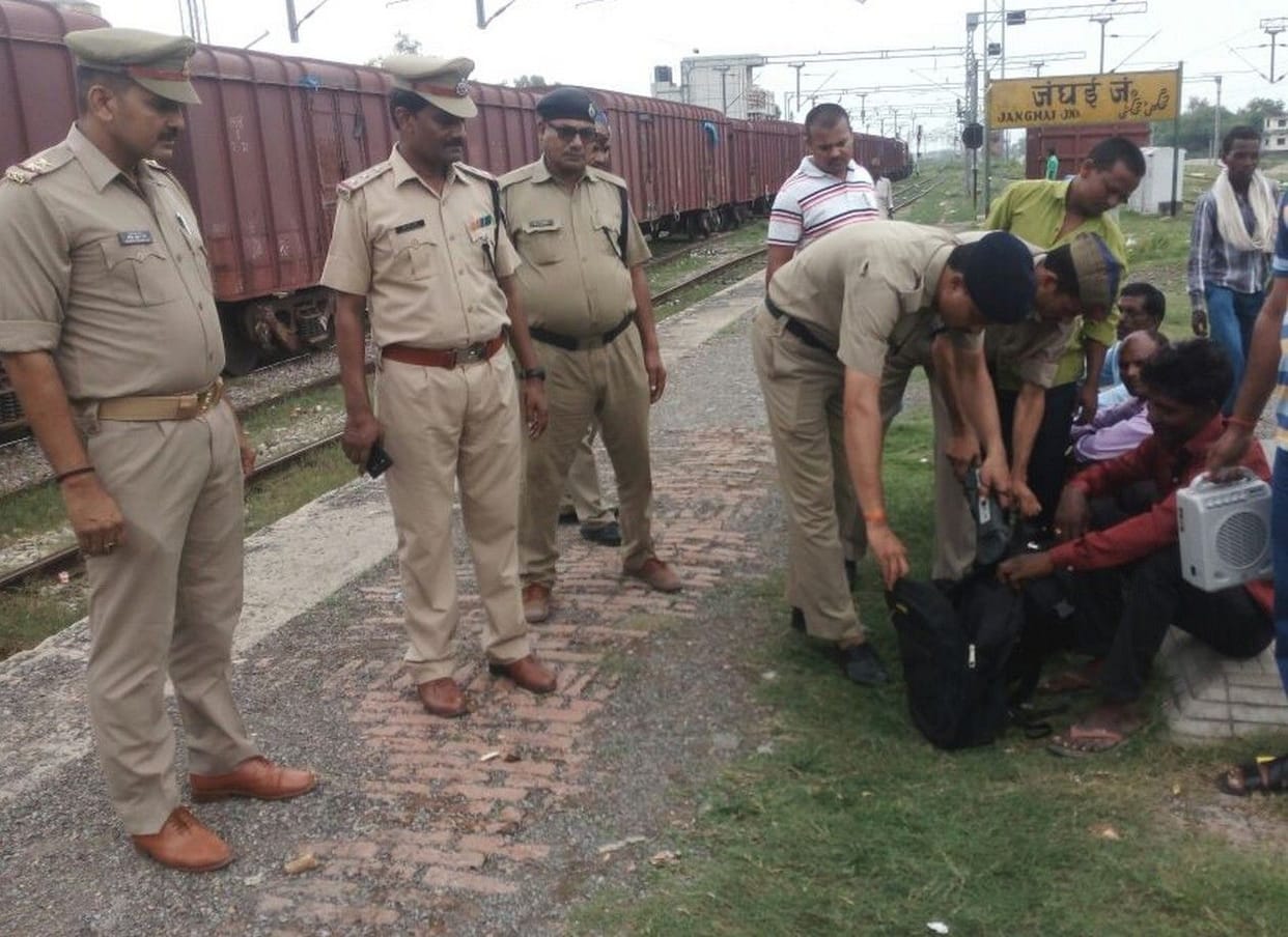 आरपीएफ जीआरपी ने जंघई स्टेशन खंगाला