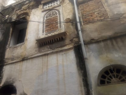 more than six people stuck in a damage house