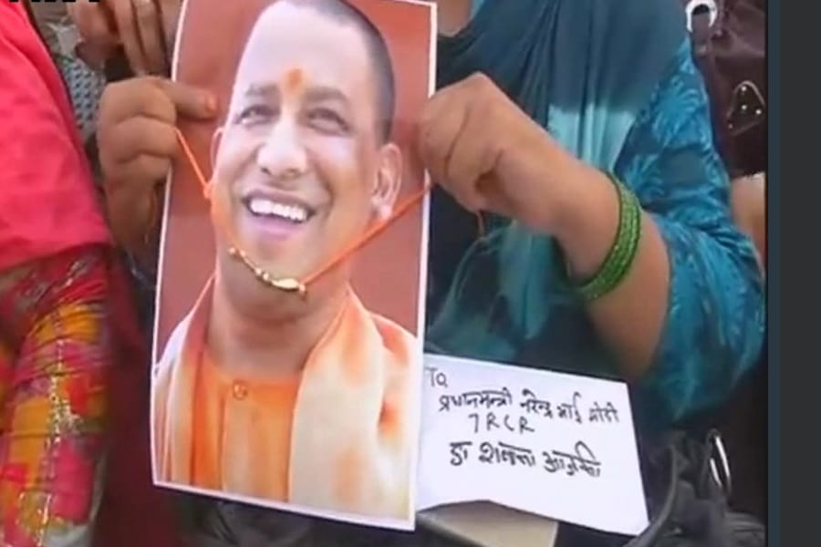 muslim women send rakhis to Yogi and Modi for their efforts on triple talaq issue.