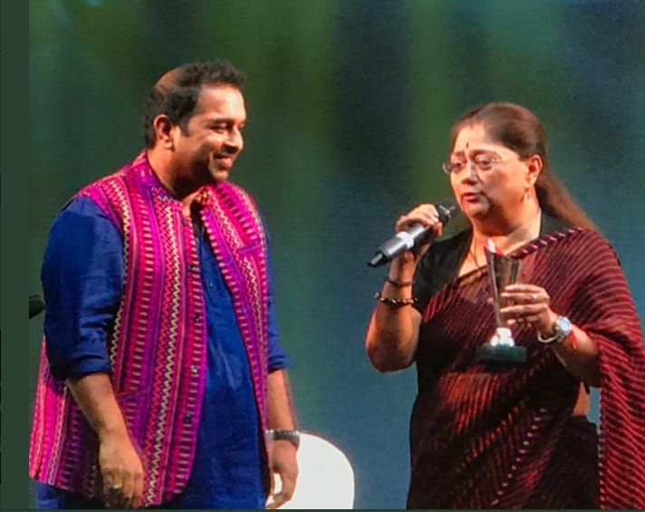 I am also a bathroom singer - CM Raje