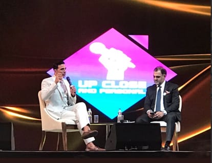 Akshay jumped over the stage to meet Vasundhara raje