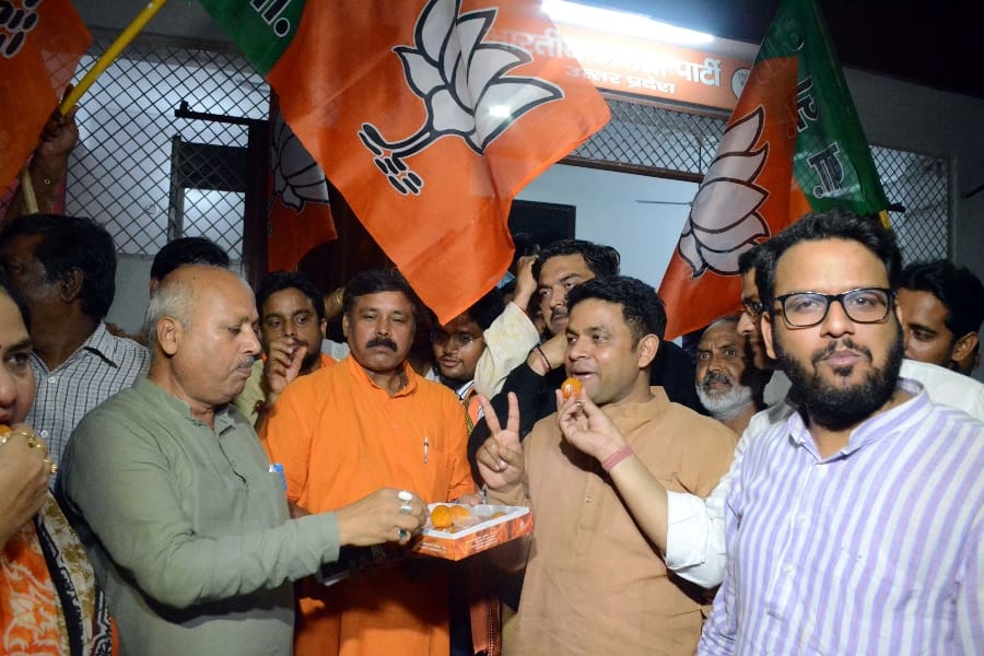 BJP supporters celebrate victory of vaikaiya naidu.