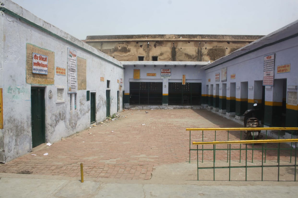 एक भवन में चल रहे छह विद्यालय