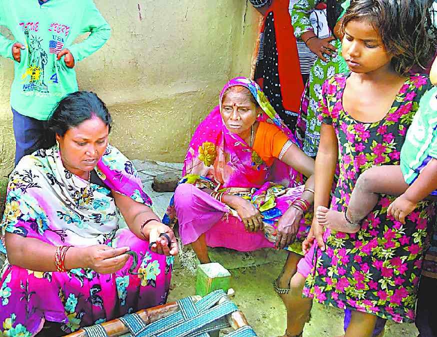 Woman sweeper claims to cut tail, gather crowd