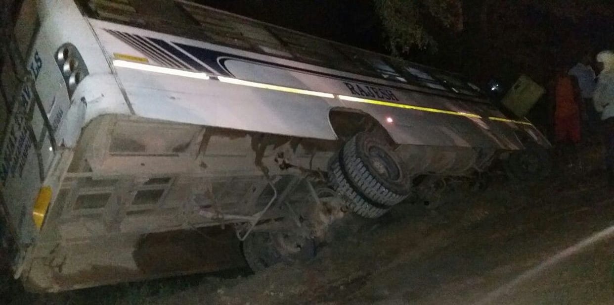 बस पेड़ से टकराई बाल-बाल बचे यात्री                       21-33-30