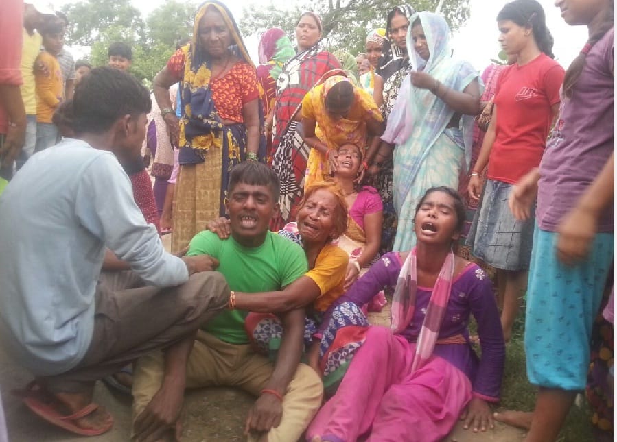 अनुबंधित बस ने मुंशी को रौंदा, तोड़फोड़, हाइवे जाम