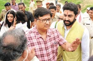 Angry pilgrims burnt Abhishek, Aishwarya's effigy