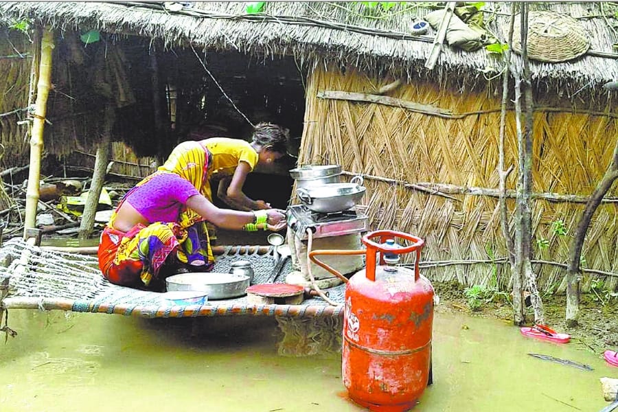  flood makes life tough in awadh in Uttar Pradesh.