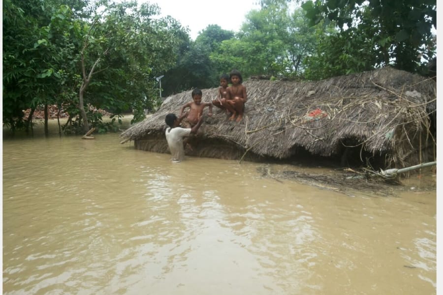  flood makes life tough in awadh in Uttar Pradesh.