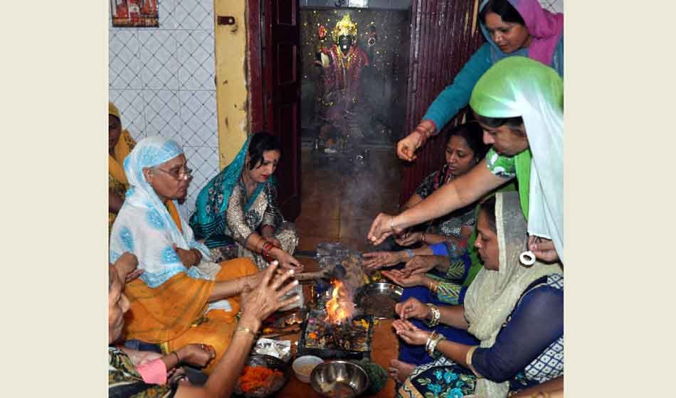 women tensed after hair chopping pray in kali mandi in delhi
