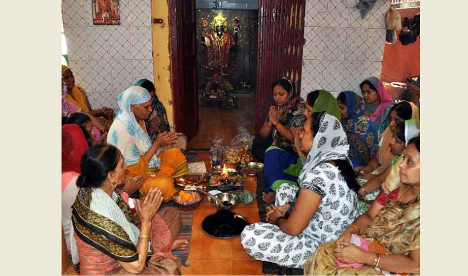 women tensed after hair chopping pray in kali mandi in delhi